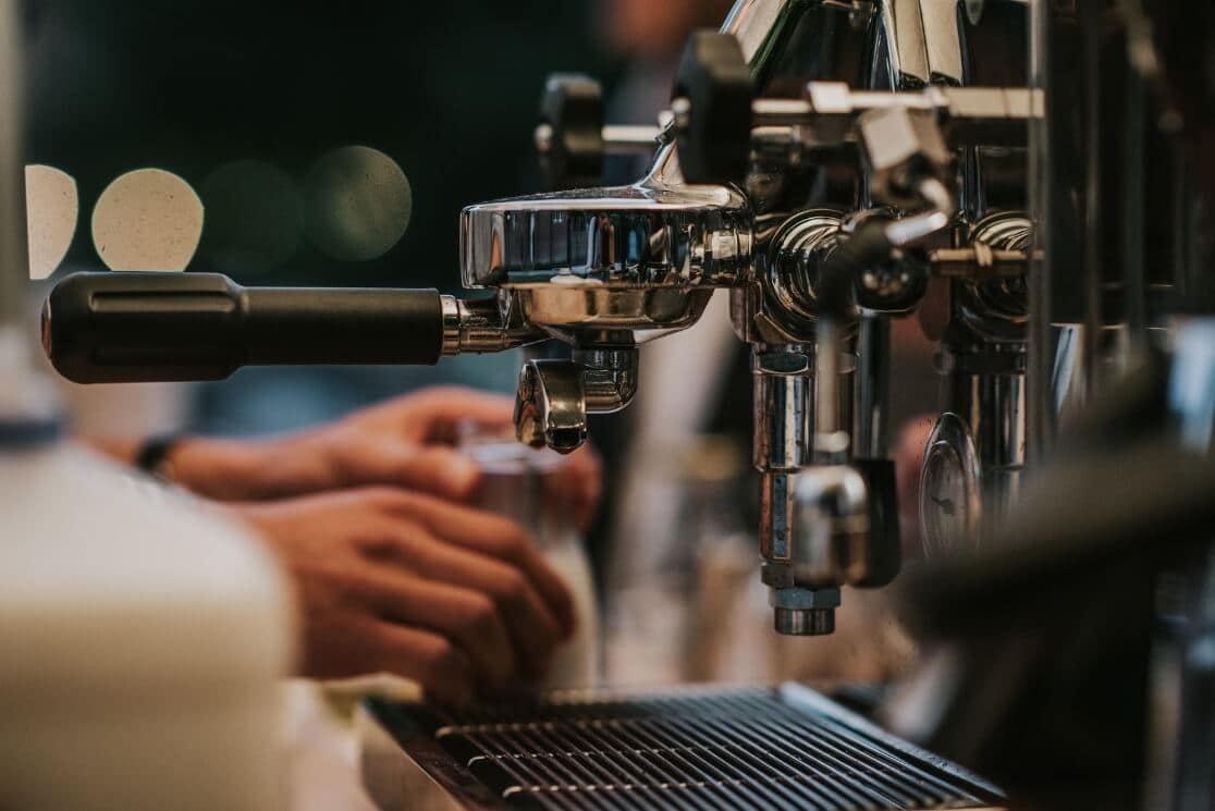 Práctica de barismo y bebidas con espresso en curso de barista