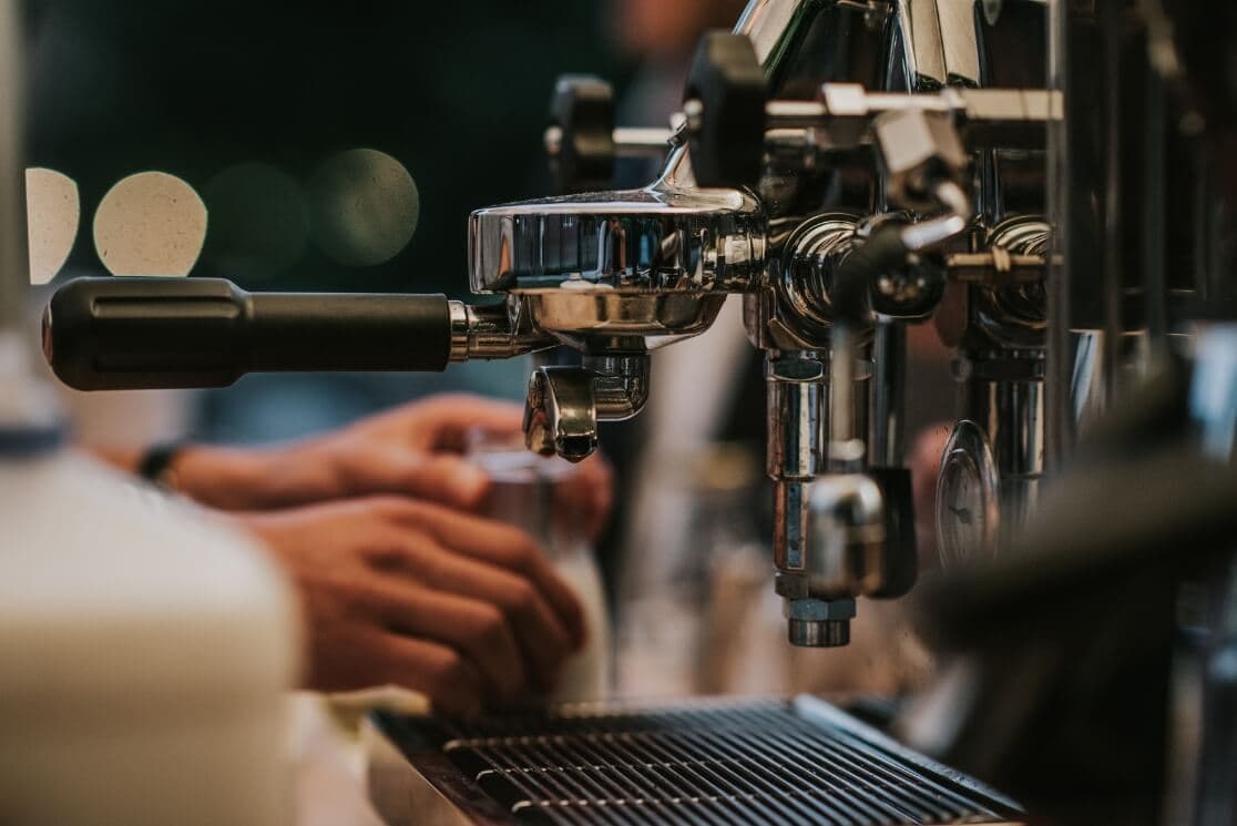 Práctica de barismo y bebidas con espresso en curso de barista