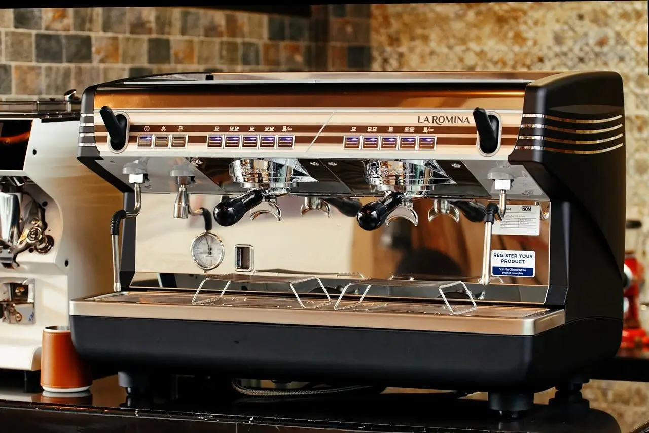 Práctica de máquinas de espresso y molinos en curso de barista